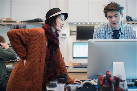 Computer Repair Shop. A man and woman talking over a computer. Photographie de stock - Premium Libres de Droits, Code: 6118-07966867