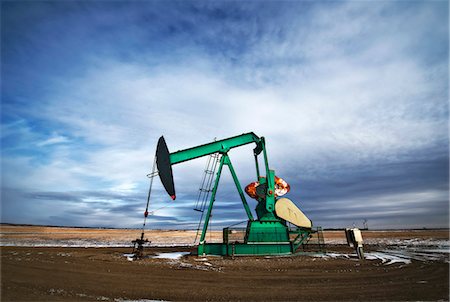 pozo de petróleo - Oil field pump jack, Saskatchewan, Canada Foto de stock - Sin royalties Premium, Código: 6118-07913377