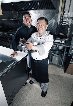 Two cooks in a commercial restaurant kitchen. Photographie de stock - Premium Libres de Droits, Code: 6118-08081884
