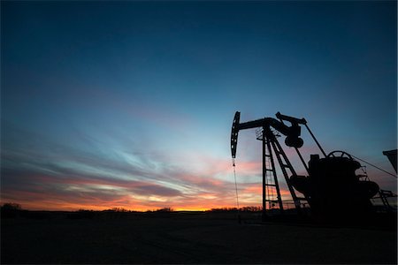 simsearch:6118-07913377,k - A pumpjack at an oil drilling site at sunset. Foto de stock - Sin royalties Premium, Código: 6118-08088552