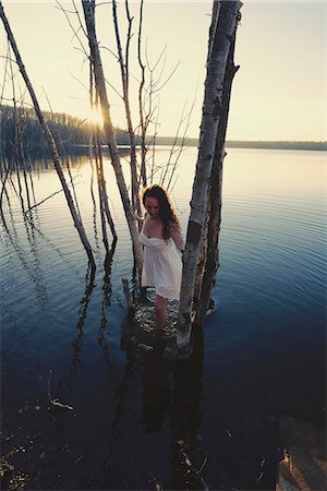 simsearch:6118-07202940,k - A woman in a white dress or nightdress in shallow water at dusk Photographie de stock - Premium Libres de Droits, Code: 6118-08088611