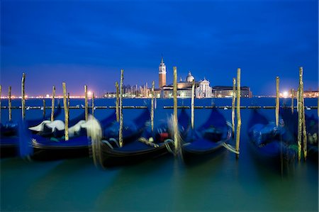 A view from the Riva degli Schiavoni and the Piazza San Marco across the water to the island and church of San Giorgio Maggiore. Gondolas moored at dusk. Photographie de stock - Premium Libres de Droits, Code: 6118-08001517