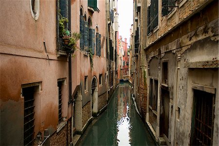 simsearch:6118-08001517,k - A view from above of a quiet backwater, a narrow canal with historic buildings rising from the water. Stockbilder - Premium RF Lizenzfrei, Bildnummer: 6118-08001518