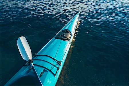 simsearch:6118-07351309,k - An empty sea kayak on calm waters at dusk, with a paddle resting across the seat. Photographie de stock - Premium Libres de Droits, Code: 6118-08001532