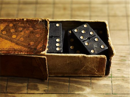 simsearch:6118-07351309,k - Domino game tiles in a well worn cardboard box. Photographie de stock - Premium Libres de Droits, Code: 6118-08023771