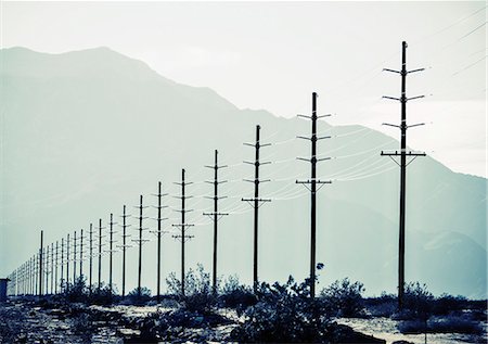 Power lines reaching into the distance, with a mountain backdrop. Photographie de stock - Premium Libres de Droits, Code: 6118-08023776