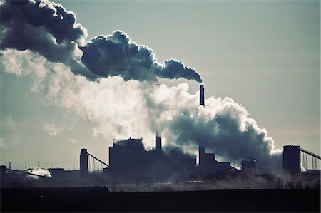 Heat, steam and smoke rising from the chimneys of a power plant against the sky. Photographie de stock - Premium Libres de Droits, Code: 6118-08023798