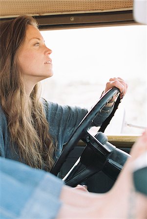 simsearch:6118-08140206,k - Barefoot woman resting her feet on the dashboard of a 4x4, a tattoo on her right foot, another woman driving. Foto de stock - Royalty Free Premium, Número: 6118-08140174