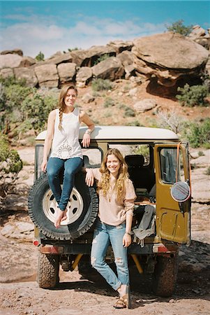 simsearch:6118-08140206,k - Two women standing by a 4x4 on a mountain road. Foto de stock - Royalty Free Premium, Número: 6118-08140185