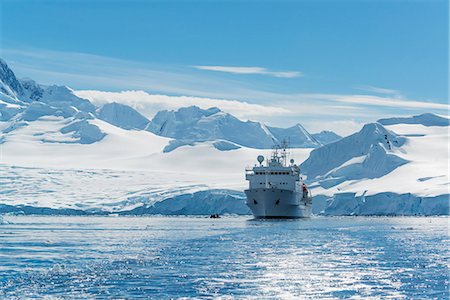 simsearch:6118-07731844,k - View of a polar research vessel, in the Antarctic. Photographie de stock - Premium Libres de Droits, Code: 6118-08140120