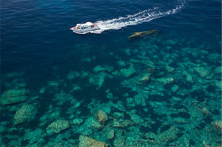 High angle view of a cruise ship on the Mediterranean Sea near Bonifacio on Corsica. Fotografie stock - Premium Royalty-Free, Codice: 6118-08140262