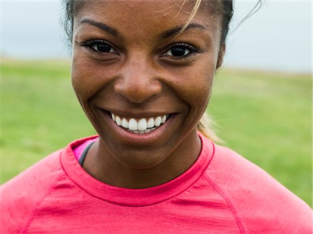 simsearch:6118-08129648,k - Portrait of a smiling young woman. Photographie de stock - Premium Libres de Droits, Code: 6118-08129651