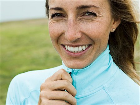 simsearch:6118-08129648,k - Portrait of a smiling young woman. Photographie de stock - Premium Libres de Droits, Code: 6118-08129652