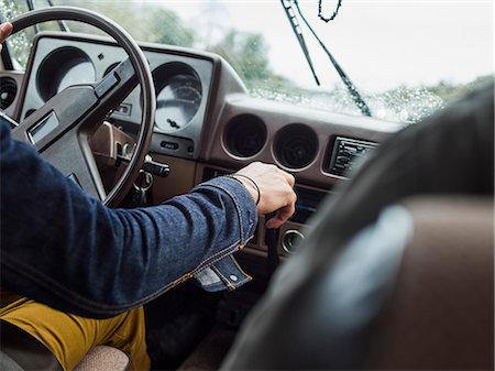 simsearch:6118-08129648,k - Young man in a car behind the steering wheel, driving. Photographie de stock - Premium Libres de Droits, Code: 6118-08129667