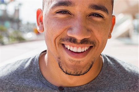 simsearch:6118-08129648,k - Portrait of a smiling young man. Photographie de stock - Premium Libres de Droits, Code: 6118-08129636