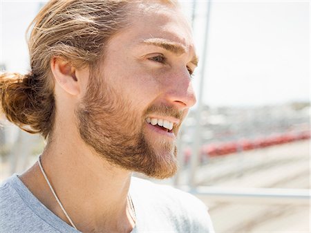 simsearch:6118-08129648,k - A young man with beard, red hair and ponytail. Photographie de stock - Premium Libres de Droits, Code: 6118-08129638