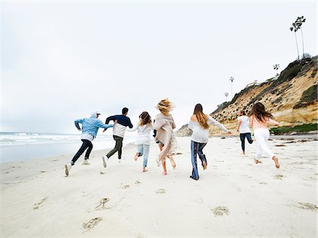 simsearch:614-07194854,k - A group of young men and women running on a beach, having fun. Foto de stock - Sin royalties Premium, Código: 6118-08129706