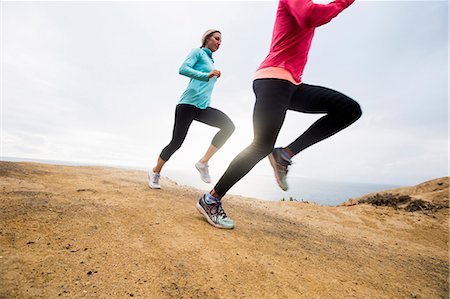 simsearch:6118-08129644,k - Two women jogging along the coast. Fotografie stock - Premium Royalty-Free, Codice: 6118-08129715