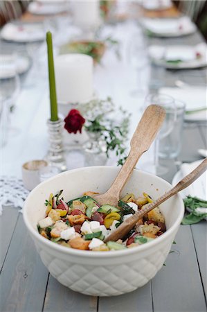 A bowl of salad on a table in a garden. Photographie de stock - Premium Libres de Droits, Code: 6118-08282228