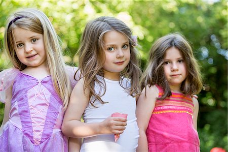 fête enfantine - Three smiling young girls at a garden party. Photographie de stock - Premium Libres de Droits, Code: 6118-08282310