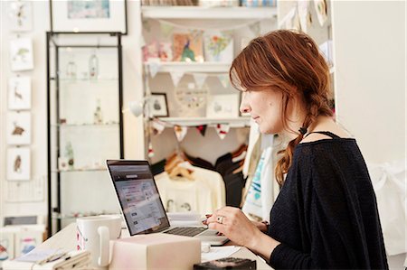 dueña - A woman in a small crafts supplier and gift shop, using a laptop, working, Foto de stock - Sin royalties Premium, Código: 6118-08202520