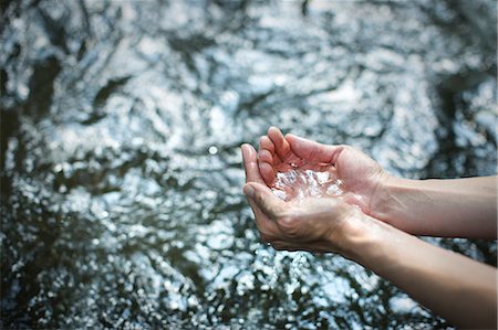 simsearch:6118-07351315,k - A man cupping his hands and scooping up clear water from a river. Photographie de stock - Premium Libres de Droits, Code: 6118-08226962