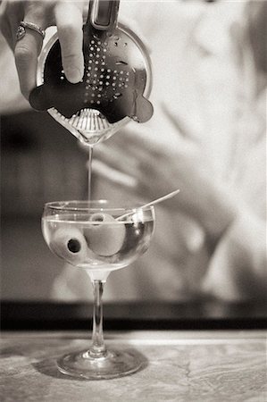A woman mixing a cocktail, a mixologist at work. Stock Photo - Premium Royalty-Free, Code: 6118-08226902