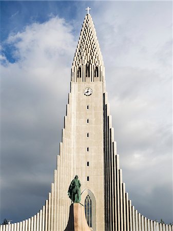 Hallgrimskirkja church, a tall modern church tower and statue of the explorer Leif Erickson. Stockbilder - Premium RF Lizenzfrei, Bildnummer: 6118-08227027