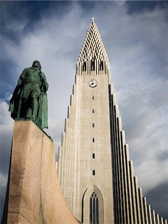 Hallgrimskirkja church, a tall modern church tower and statue of the explorer Leif Erickson. Stockbilder - Premium RF Lizenzfrei, Bildnummer: 6118-08227025