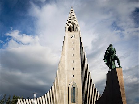 Hallgrimskirkja church, a tall modern church tower and statue of the explorer Leif Erickson. Stockbilder - Premium RF Lizenzfrei, Bildnummer: 6118-08227026