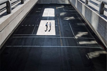 View from above onto a city plaza and two men walking from shadow into sunlight. Foto de stock - Sin royalties Premium, Código: 6118-08351857