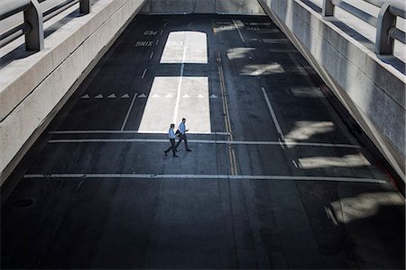 simsearch:6118-08394126,k - View from above onto a city plaza and two men walking from shadow into sunlight. Foto de stock - Sin royalties Premium, Código: 6118-08351856