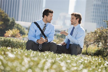 simsearch:6118-08351888,k - Two men in shirts and ties in a park in the city. Foto de stock - Royalty Free Premium, Número: 6118-08351870