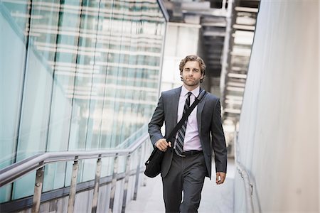 financial district los angeles - A man carrying a computer bag with a strap on a city walkway. Stock Photo - Premium Royalty-Free, Code: 6118-08351876