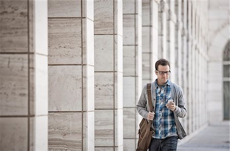 simsearch:6118-08351887,k - A man outside a building, checking his smart phone. Stockbilder - Premium RF Lizenzfrei, Bildnummer: 6118-08351973