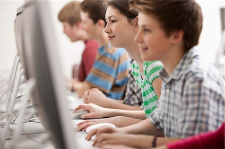 experiencia - A group of young people, boys and girls, working at computer screens in class. Foto de stock - Sin royalties Premium, Código: 6118-08351911