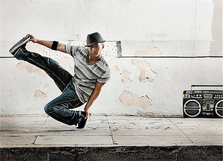 stereo - A young man breakdancing, balancing on one foot with his leg outstretched. Photographie de stock - Premium Libres de Droits, Code: 6118-08393899