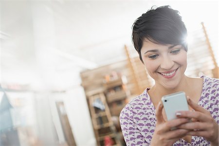A woman checking her smart phone. Photographie de stock - Premium Libres de Droits, Code: 6118-08394052