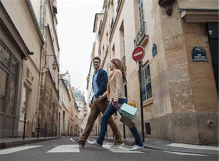 simsearch:693-03565485,k - A couple walking along a narrow street in a historic city centre, with shopping bags. Foto de stock - Sin royalties Premium, Código: 6118-08394140