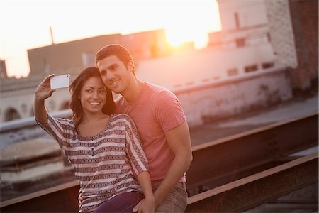 simsearch:6118-08394085,k - A couple on a rooftop terrace taking a selfy. Foto de stock - Sin royalties Premium, Código: 6118-08394105