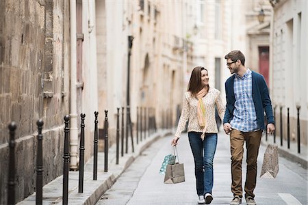simsearch:693-03565485,k - A couple walking along a narrow city street with shopping bags. Foto de stock - Sin royalties Premium, Código: 6118-08394133