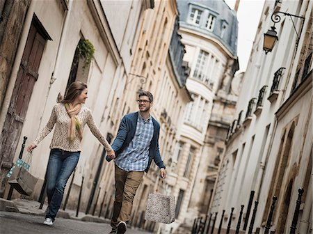 simsearch:693-03565485,k - A couple walking along a narrow street in a historic city centre, with shopping bags. Foto de stock - Sin royalties Premium, Código: 6118-08394138