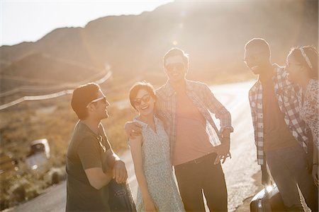 A group of people, men and women, on the road with cases, in open country in the desert. Foto de stock - Sin royalties Premium, Código: 6118-08394232