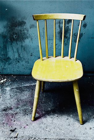 desséché - Wooden Chair left in an alley. Foto de stock - Sin royalties Premium, Código: 6118-08399622