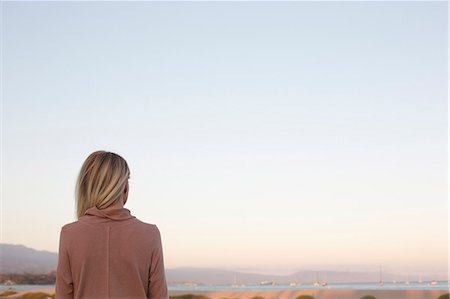 Blond woman standing at the ocean. Photographie de stock - Premium Libres de Droits, Code: 6118-08313696