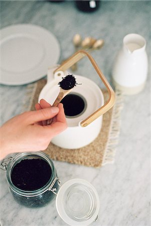 simsearch:6118-08842014,k - High angle view of a tea pot and a glass jar with tea leaves, woman preparing tea. Stockbilder - Premium RF Lizenzfrei, Bildnummer: 6118-08313741