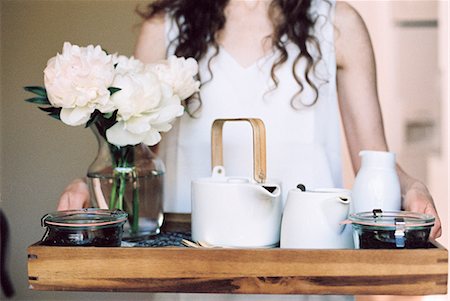 flower shirt - Woman carrying a tray with a teapot and a vase of white roses. Foto de stock - Sin royalties Premium, Código: 6118-08313745