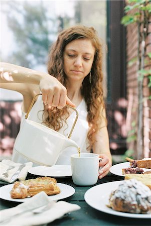 simsearch:6118-08313725,k - Woman pouring a cup of tea. Stockbilder - Premium RF Lizenzfrei, Bildnummer: 6118-08313750