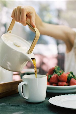simsearch:6118-08313725,k - Woman pouring a cup of tea. Stockbilder - Premium RF Lizenzfrei, Bildnummer: 6118-08313751