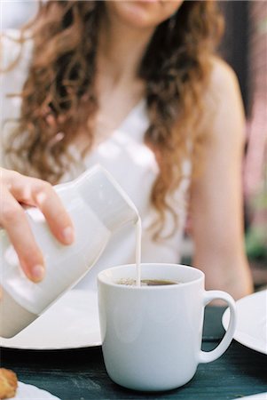 simsearch:6118-08313725,k - Woman pouring milk in a cup of tea. Stockbilder - Premium RF Lizenzfrei, Bildnummer: 6118-08313752